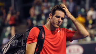 americateve | El tenista argentino Juan Mart&iacute;n del Potro sale de la cancha tras perder ante Roberto Bautista Agut en la segunda ronda del Abierto de Australia el 16 de enero de 2014. Del Potro anunci&oacute; el 14 de octubre de 2014 que no jugar&aacute; hasta 20