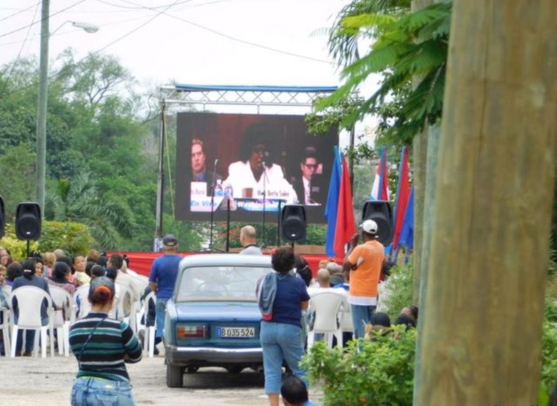 Las autoridades colocaron una pantalla gigante con intervenciones de Soler en foros internacionales a donde ha sido invitada.  &nbsp;