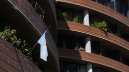 La bandera argentina cuelga afuera de su embajada en el centro comercial San Ignacio en Caracas, Venezuela, el martes 30 de julio de 2024. (AP Foto/Fernando Vergara)