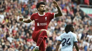 El delantero colombiano Luis Díaz (izquierda) festeja tras marcar un gol para Liverpool en el partido contra Bournemouth en la Liga Premier, el sábado 19 de agosto de 2023. (AP Foto/Rui Vieira)