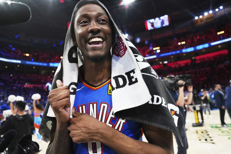 Jalen Williams del Thunder de Oklahoma City celebra saliendo de la cancha tras la victoria ante los Nuggets de Denver en el séptimo juego de la serie de semifinales de la Conferencia Oeste el domingo 18 de mayo del 2025. (AP Foto/Kyle Phillips)