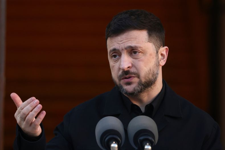 El presidente de Ucrania, Volodymyr Zelenskyy, en una rueda de prensa conjunta con el primer ministro irlandés, Michael Martin, en Dublín, Irlanda, el martes 2 de diciembre de 2025. (Foto AP/Peter Morrison)