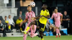 Jamal Thiare, del Crew de Columbus (derecha), controla el balón mientras Carlos Casemiro, del Inter Miami (izquierda), defiende durante la segunda mitad de un partido de fútbol de la MLS, el domingo 27 de septiembre de 2026, en Columbus, Ohio. (Foto AP/Jay LaPrete)