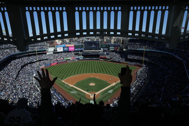 ARCHIVO - Los fanáticos reaccionan luego que Aaron Judge conectó un jonrón durante el tercer inning del juego contra los Gigantes de San Francisco, el 2 de abril de 2023, en Nueva York. (AP Foto/Seth Wenig)