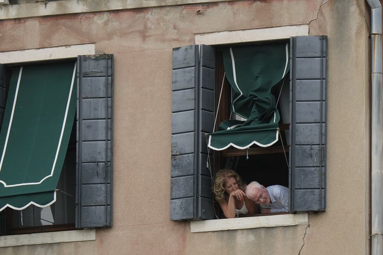 Residentes intentan ver a Jeff Bezos saliendo de su hotel en Venecia, Italia, el viernes 27 de junio de 2025, previo a su boda con Lauren Sánchez. (Foto AP/Luca Bruno)