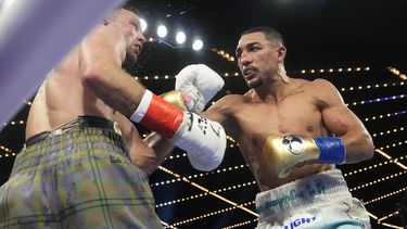 Teófimo López (derecha) lanza un golpe contra el escocés Josh Taylor en su contienda por el cetro de los welter junior, el sábado 10 de junio de 2023, en Nueva York (AP Foto/Frank Franklin II)