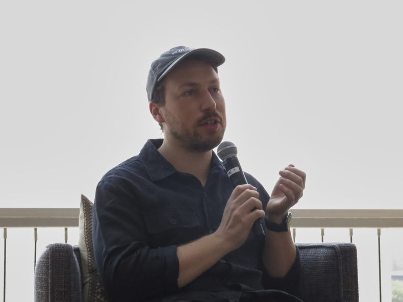 El cineasta letón Gints Zilbalodis, de la película Flow, ofrece una conferencia de prensa el miércoles 30 de abril de 2025 en la Ciudad de México. (Foto AP/Berenice Bautista)