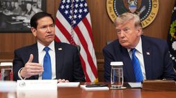 El secretario de Estado, Marco Rubio, habla mientras el presidente Donald Trump escucha durante una reunión del gabinete, el viernes 31 de julio de 2026, en Camp David —la residencia de descanso presidencial—, cerca de Thurmont, Maryland. (AP Foto/Jacquelyn Martin)