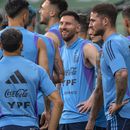 Lionel Messi (centro) durante un entrenamiento de Argentina en Beijing, el miércoles 14 de junio de 2023. (AP Foto/Mark Schiefelbein)