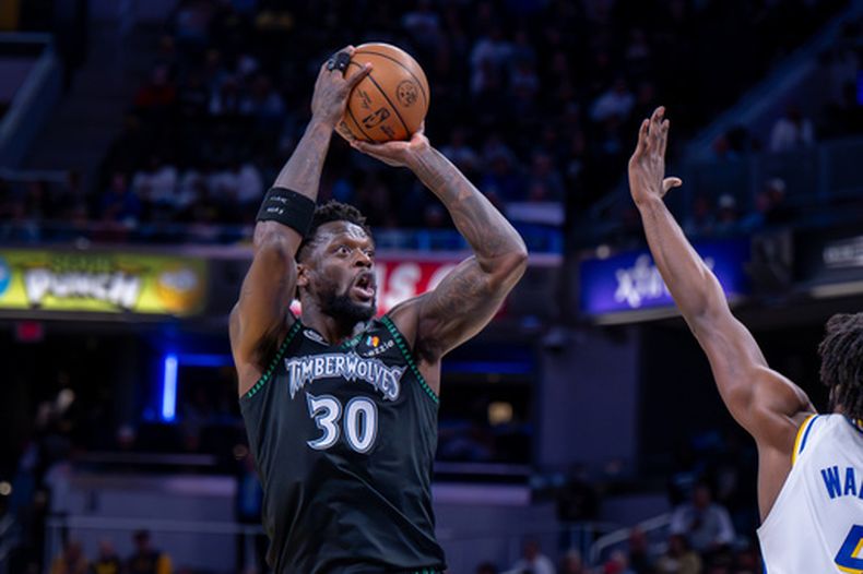 El alero de los Timberwolves de Minnesota Julius Randle lanza el balón en el encuentro ante los Pacers de Indiana el martes 7 de abril del 2026. (AP Foto/Doug McSchooler)