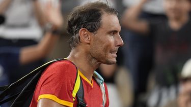Rafael Nadal reacciona tras perder con su compañero de equipo Carlos Alcaraz de España contra Austin Krajicek y Rajeev Ram de Estados Unidos durante la competencia de cuartos de final de tenis de dobles masculinos en el estadio de Roland Garros, en los Juegos Olímpicos de Verano de 2024, el miércoles 31 de julio de 2024, en París, Francia. (AP Foto/Manu Fernández)