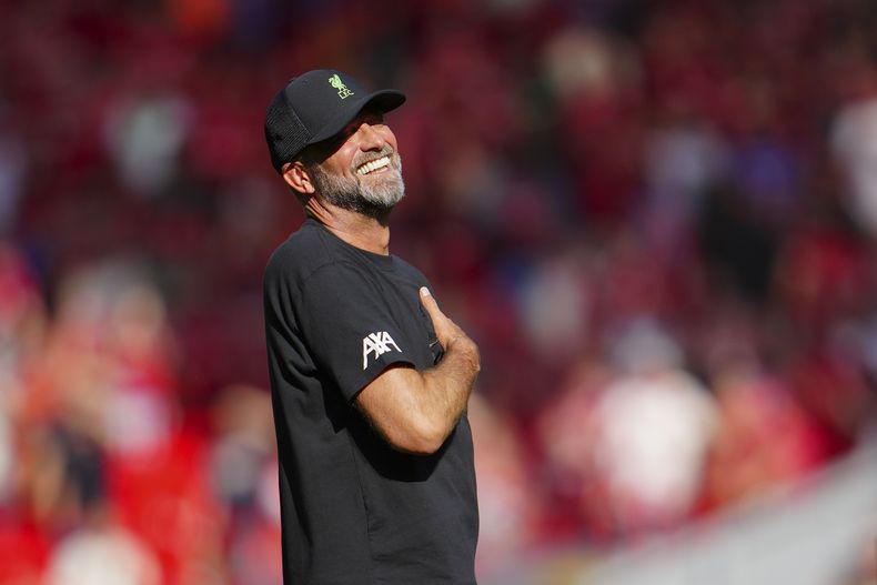 En foto del domingo 3 de septiembre del 2023, el técnico del Liverpool Jürgen Klopp sonríe frente a los seguidores del club en el encuentro ante el Aston Villa en la Liga Premier. (AP Foto/Jon Super)