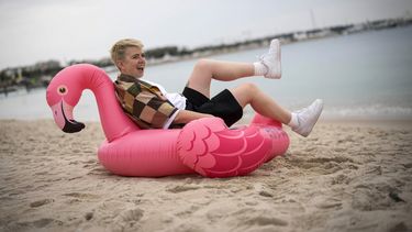Molly Manning Walker posa para un retrato para promover la película “How to Have Sex” en la 76a edición del Festival de Cine de Cannes en el sur de Francia el 21 de mayo de 2023. (Foto Scott Garfitt/Invision/AP)