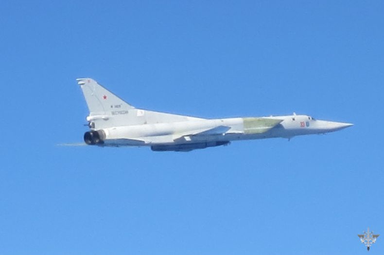 ARCHIVO – En la imagen, proporcionada por el Ejército francés el 20 de abril de 2026, un bombardero estratégico supersónico ruso Tu-22M3 vuela sobre el mar Báltico. (Etat-Major des Armees vía AP, Archivo)