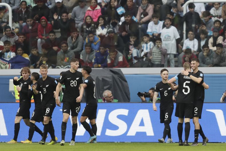 Jugadores de Nueva Zelanda celebran el primer gol del mundial de su compañero Norman Garbett ante Guatemala en Grupo A del Mundial Sub-20 en el Estadio Santiago del Estero el sábado 20 de mayo del 2023. (AP Foto/Nicolas Aguilera)