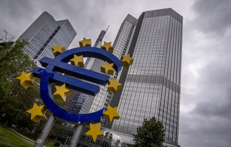 ARCHIVO - La escultura del euro se ve ante la antigua sede del Banco Central Europeo (BCE) en Fráncfort, Alemania, el martes 23 de mayo de 2023. (AP Foto/Michael Probst, Archivo)