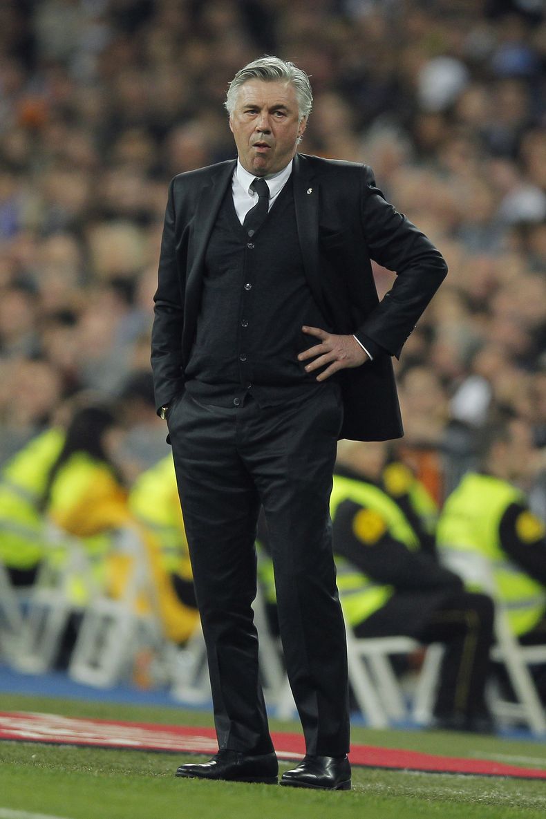 El t&eacute;cnico de Real Madrid, Carlo Ancelotti, observa un partido contra Levante por la liga espa&ntilde;ola el domingo, 9 de marzo de 2014, en Madrid, Espa&ntilde;a. (AP Photo/Andres Kudacki)