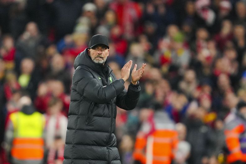 El técnico de Liverpool Jurgen Klopp aplaude a la afición tras el partido contra Norwich en la Liga Premier, el domingo 28 de enero de 2024. (AP Foto/Jon Super)