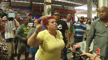 comerciantes del pulguero de opa locka protestan ante  cierre definitivo de sus comercios