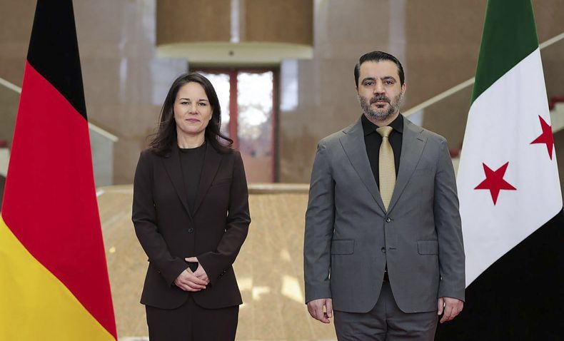 Foto suministrada por la agencia de noticias siria SANA que muestra a la ministra de exteriores alemana Annalena Baerbock con el ministro de exteriores sirio Asaad Hassan al-Shibani, en Damasco, el 20 de marzo del 2025. (SANA via AP)