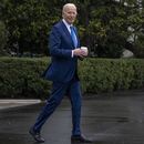 El presidente Joe Biden sale de la Casa Blanca en Washington el miércoles 28 de febrero de 2024 con el fin de abordar el helicóptero presidencial para recorrer un trayecto corto hacia el Centro Médico Nacional Militar Walter Reed, en Bethesda, Maryland, para su examen físico anual. (AP Foto/Andrew Harnik)