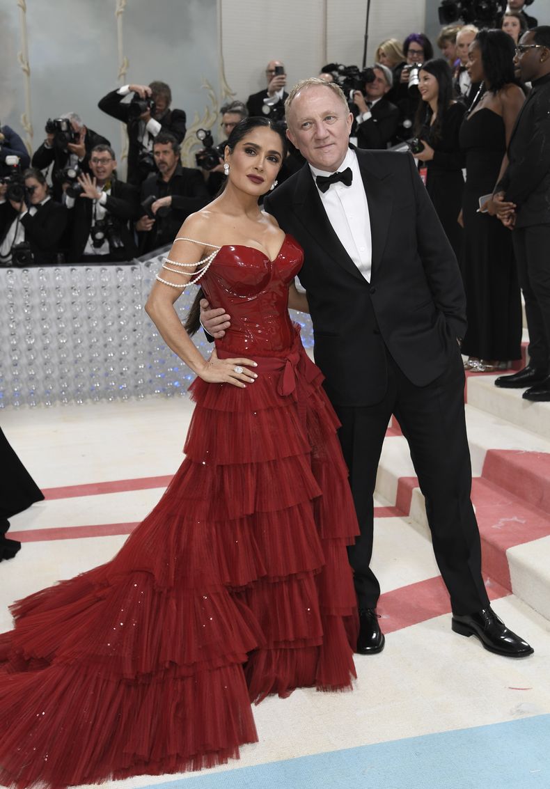 Salma Hayek, izquierda, y Francois-Henri Pinault llegan a la gala del Instituto del Vestido del Museo Metropolitano de Arte para celebrar la inauguración de la exposición Karl Lagerfeld: A Line of Beauty el 1 de mayo de 2023, en Nueva York. Hayek produjo la película Quiero tu vida, que se estrena el 3 de mayo en el servicio de streaming ViX. (Foto Evan Agostini/Invision/AP)