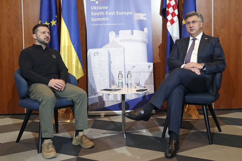 El presidente ucraniano Volodymyr Zelenskyy (i) con el primer ministro croata Andrej Plenkovic en Dubrovnik, Croacia, el 9 de octubre del 2024. (Damir Sencar/Pool Photo via AP)