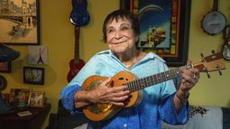 Dyan Forest, de 89 años, que ostenta el récord Guinness de comediante femenina más anciana en activo, posa en su apartamento, el jueves 19 de julio de 2024, en Nueva York. (AP Foto/Ted Shaffrey)