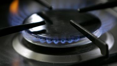 ARCHIVO - Un quemador está encendido en una estufa que utiliza gas natural, el 11 de enero de 2006. (AP Foto/Thomas Kienzle, Archivo)