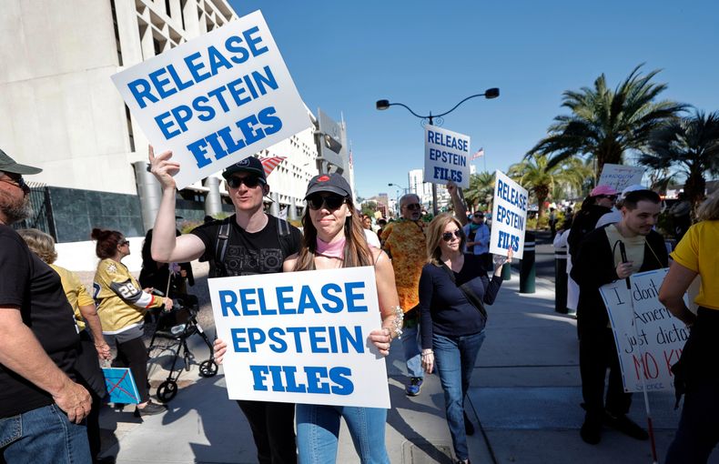 Manifestantes sostienen carteles donde exigen la divulgación de los archivos de Epstein durante una protesta de No Kings en el centro de Las Vegas, el sábado 18 de octubre de 2025. (Steve Marcus /Las Vegas Sun vía AP)