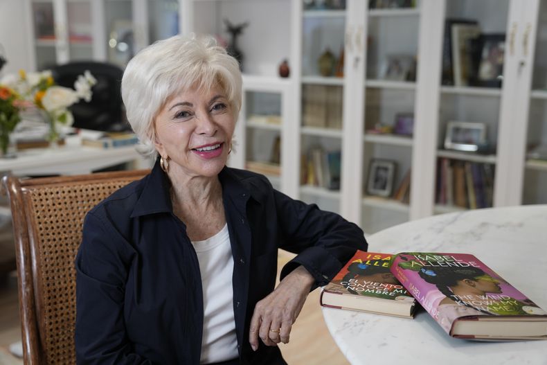 ARCHIVO - La autora Isabel Allende posa en su estudio de escritura en Sausalito, California, el 12 de abril de 2023. (Foto AP/Eric Risberg, archivo)