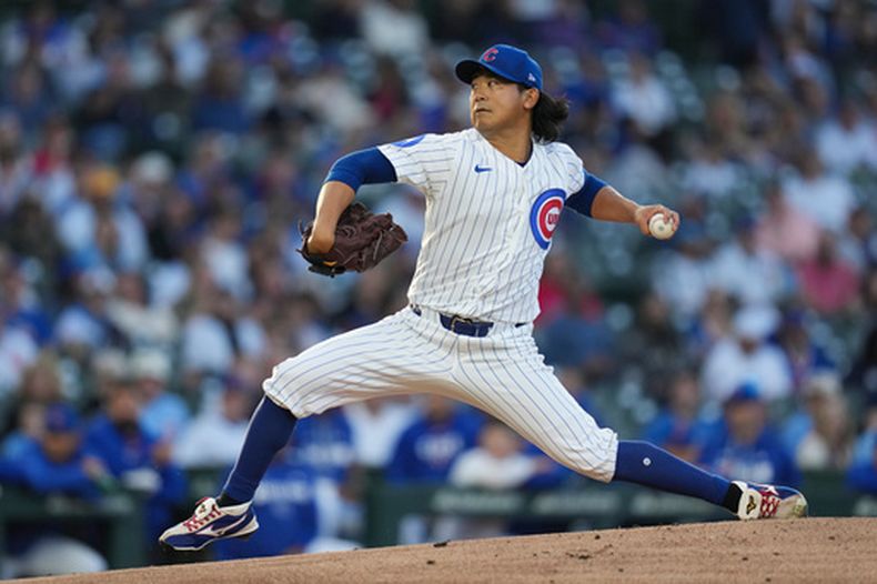 El lanzador abridor de los Cachorros de Chicago, Shota Imanaga (18), lanza contra los Filis de Filadelfia durante la primera entrada de un partido de béisbol el martes 21 de abril de 2026, en Chicago. (AP Foto/Erin Hooley)