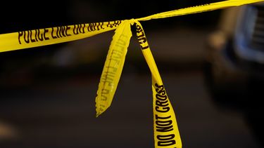 ARCHIVO - Una cinta acordona la escena de un tiroteo en que varias personas resultaron heridas en Filadelfia, 12 de octubre de 2022. Un informe divulgado esta semana indica que los homicidios en 2023 están disminuyendo en una muestra de ciudades estadounidenses, aunque las cifras siguen siendo más altas que antes de la pandemia. (AP Foto/Matt Rourke, File)