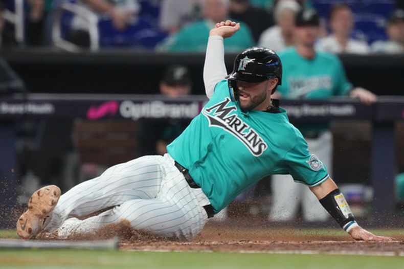 Joe Mack, de los Marlins de Miami, anota con un sencillo conectado por Javier Sanoja durante la quinta entrada de un partido de béisbol contra los Angelinos de Los Ángeles, el domingo 9 de agosto de 2026, en Miami. (Foto AP/Lynne Sladky)