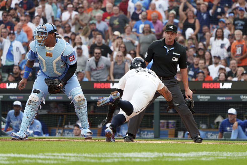 El puertorriqueño Javier Báez, de los Tigres de Detroit, se desliza a salvo hacia el plato durante la tercera entrada de un juego de béisbol contra los Reales de Kansas City, el sábado 23 de agosto de 2025, en Detroit. (AP Photo/Josh Boland)