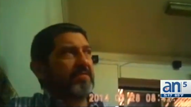 americateve | El cubano que filmó a diplomático castrista realizando labores de espionaje en territorio chileno relata los hechos. La conversación demuestra como la inteligencia cubana vigila ilegalmente a los exiliados venezolanos que viven en Chile.