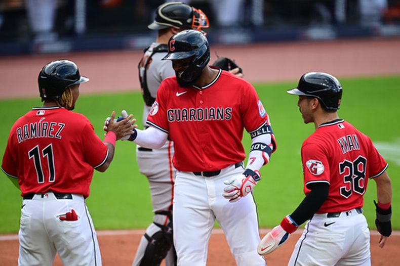 Jo Adell, de los Guardianes de Cleveland, es felicitado por José Ramírez y Steven Kwan luego de conseguir un jonrón de tres carreras ante los Gigantes de San Francisco, el martes 18 de agosto de 2026 (AP Foto/David Dermer)