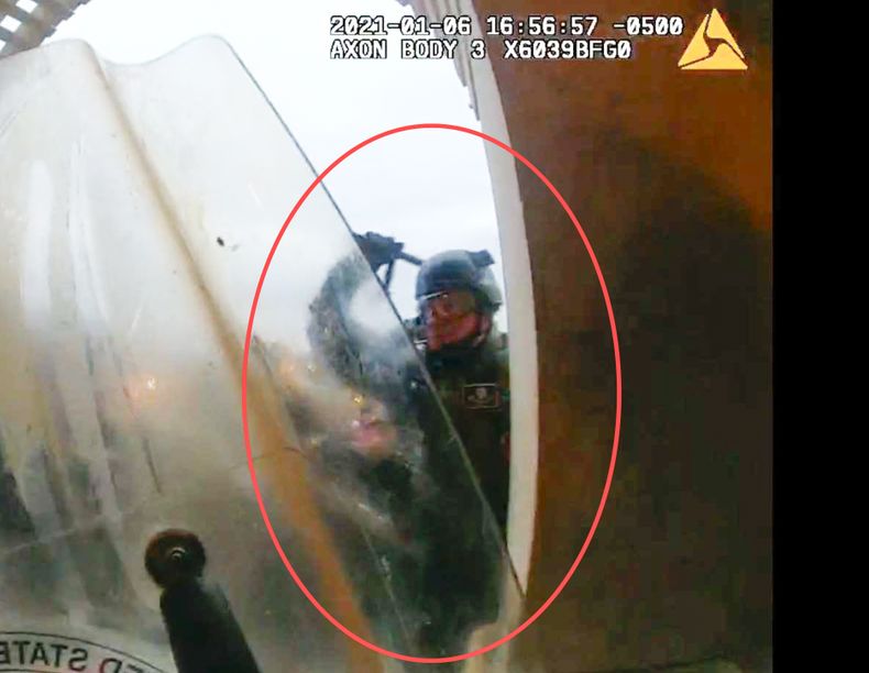 Foto de video sacado de una cámara corporal policial, incluida y registrada en el expediente del Departamento de Justicia, en apoyo a la orden de arresto contra Edward Richmond Jr., en el Capitolio en Washington el 6 de enero de 2021. (Departmento de Justicia via AP)