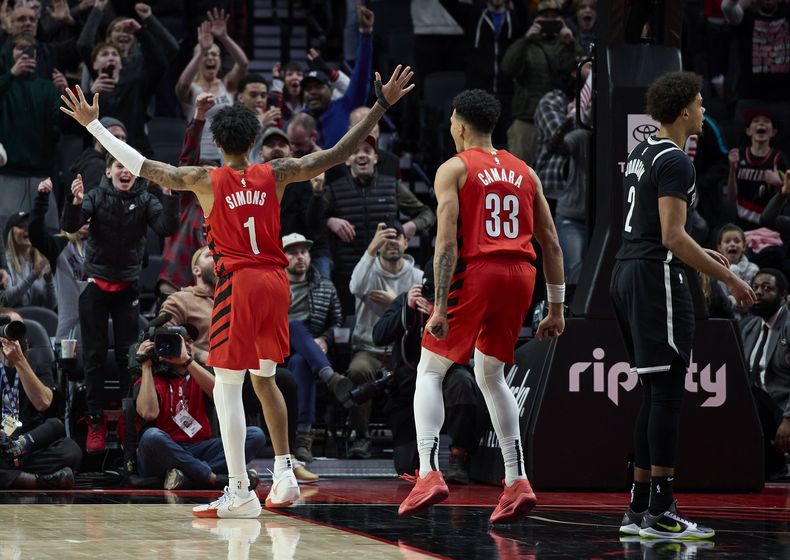Anfernee Simons, base de los Trail Blazers de Portland, festeja tras atinar el tiro de la ventaja ante los Nets de Brooklyn, el miércoles 17 de enero de 2024 (AP foto/Craig Mitchelldyer)