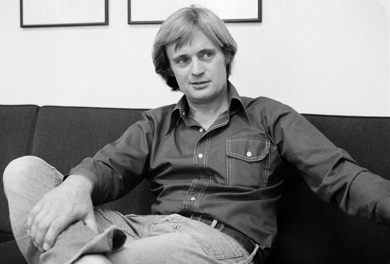 FILE - David McCallum, estrella de la serie de televisión NBC The Invisible Man, durante una entrevista con Jay Sharbutt en los estudios de NBC en Nueva York, el 28 de agosto de 1975. McCallum, quien se convirtió en un galán adolescente en la serie The Man From U.N.C.L.E. (“El agente de C.I.P.O.L.”) de la década de 1960 y fue el excéntrico médico forense en el popular NCIS 40 años después, murió el lunes 25 de septiembre de 2023. Tenía 90 años. (Foto AP/Richard Drew, archivo)