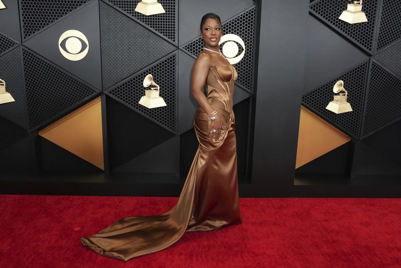 Victoria Monét llega a la 66a entrega anual de los Grammy el domingo 4 de febrero de 2024, en Los Ángeles. (Foto Jordan Strauss/Invision/AP)