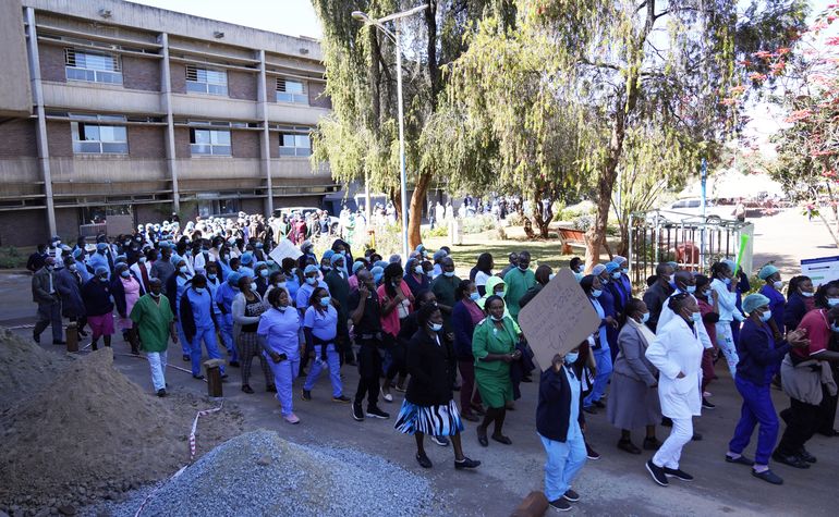 Huelga de enfermeros paraliza hospitales en Zimbabue