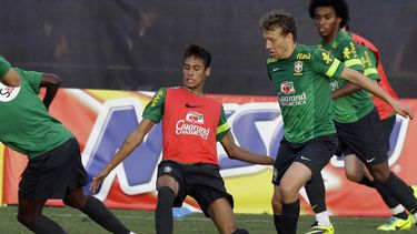 americateve | El jugador de la selecci&oacute;n brasile&ntilde;a, Neymar, centro, disputa un bal&oacute;n en un entrenamiento el jueves, 14 de noviembre de 2013, en Miami. (AP Photo/Javier Galeano)