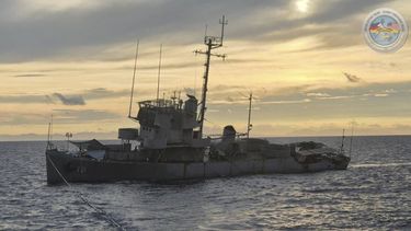 En esta imagen proporcionada por la Oficina de Asuntos Públicos de las Fuerzas Armadas de Filipinas (PAO), el barco retirado de servicio de la Armada filipina BRP Miguel Malvar (PS-19) hace aguas antes de hundirse cuando se estaba colocando como blanco para unas maniobras, lo que obligó a cancelar unos ejercicios conjuntos de las fuerzas estadounidenses y filipinas, aproximadamente 30 millas náuticas al oeste de San Antonio, Zambales, Filipinas, el lunes 5 de mayo de 2025. (Fuerzas Armadas de Filipinas PAO via AP)