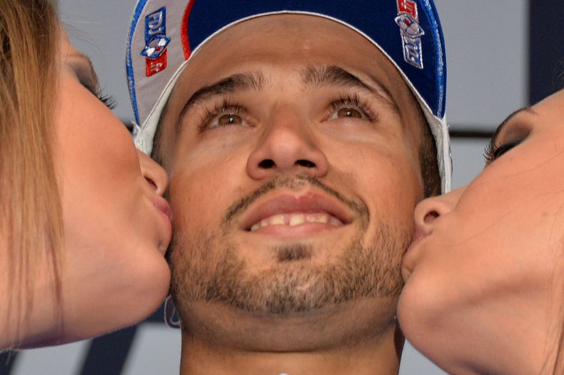 El franc&eacute;s Nacer Bouhanni es besado por modelos tras ganar la cuarta etapa del Giro de Italia el martes, 13 de mayo de 2014, en Bari, Italia. (AP Photo/Gian Mattia DAlberto)