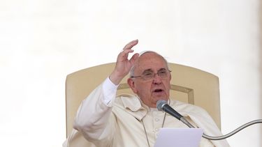 americateve | El papa Francisco habla durante su audiencia general semanal en la Plaza de San Pedro, el mi&eacute;rcoles 7 de mayo de 2014, en el Vaticano. (Foto AP/Alessandra Tarantino)