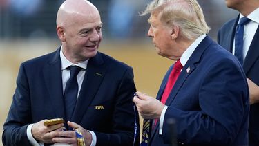 El presidente Donald J. Trump charla con el presidente de la FIFA Gianni Infantino durante la ceremonia de premiación de la Copa del Mundo tras la final entre España y Argentina, el domingo 19 de julio de 2026, en East Rutherford, Nueva Jersey. (AP Foto/Ashley Landis)