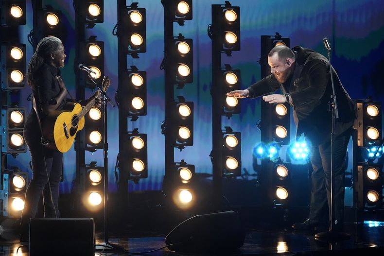 Tracy Chapman, izquierda, y Luke Combs interpretan Fast Car en la 66a entrega anual de los Premios Grammy el domingo 4 de febrero de 2024 en Los Ángeles. (Foto AP/Chris Pizzello)