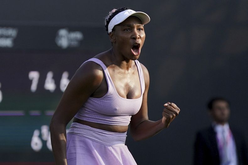 Venus Williams celebra tras vencer a Camila Giorgi en el torneo de la WTA en Birmingham, el lunes 19 de junio de 2023. (Jacob King/PA vía AP)