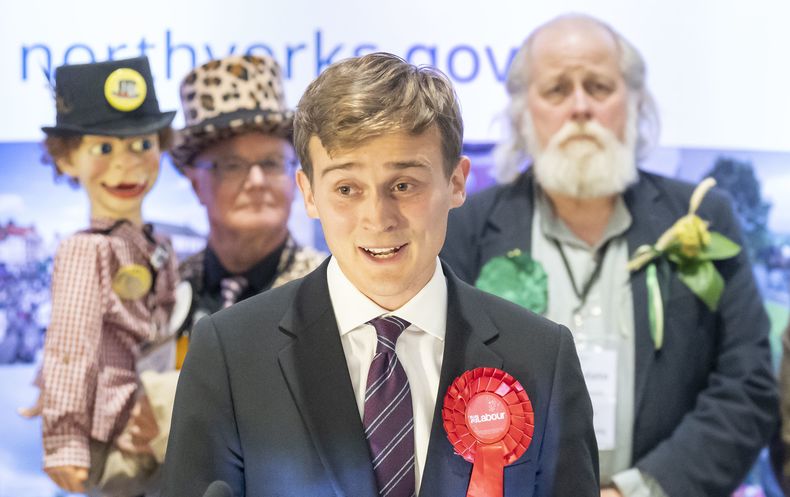 El laborista Keir Mather, ganador de una elección especial para una banca en el Parlamento, habla en Selby, Inglaterra, viernes 21 de julio de 2023, al conocerse los resultados del distrito de Selby and Ainsty. Británicos hartos de las penurias económicas y los escándalos políticos infligieron al gobierno conservador dos resonantes derrotas en un terceto de elecciones especiales a bancas parlamentarias vacantes, lo que apunta a una probable derrota del partido en la elección nacional del año próximo. (Danny Lawson/PA via AP)